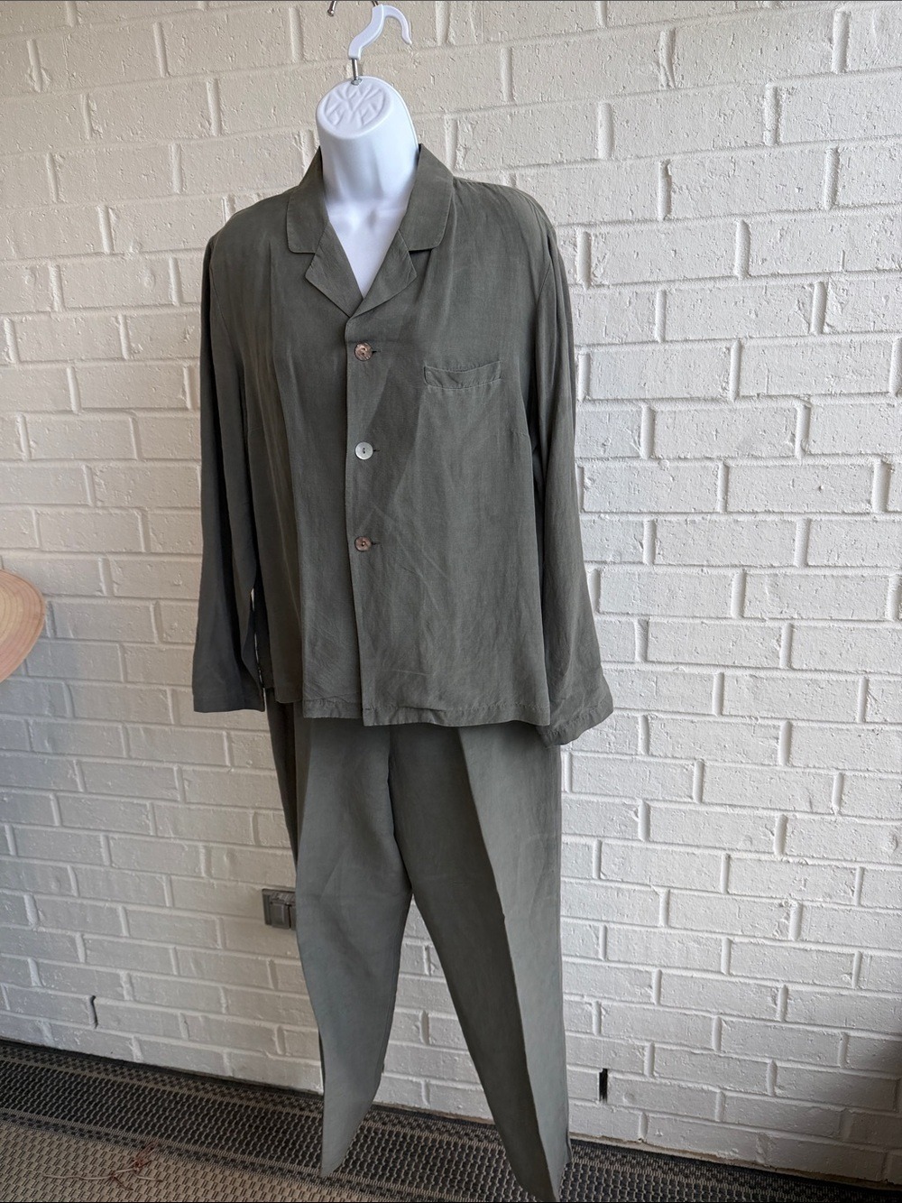 Chico’s Design Ladies Olive Green Silk/Linen Blend 2-Pc Pantsuit  Size 2 / US 12